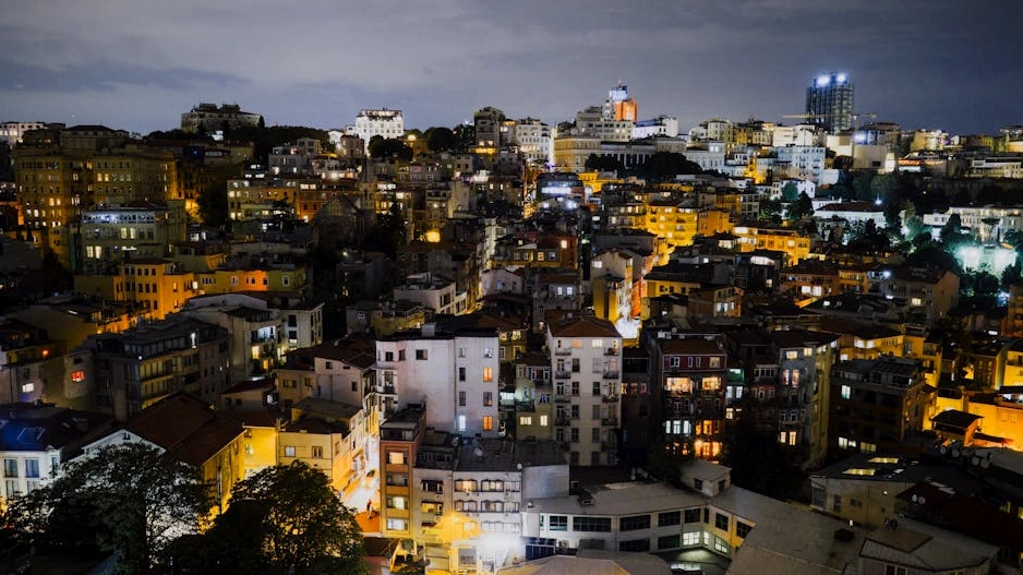 Modern bir şehir silüetinin tarihi binalarla birleşimi